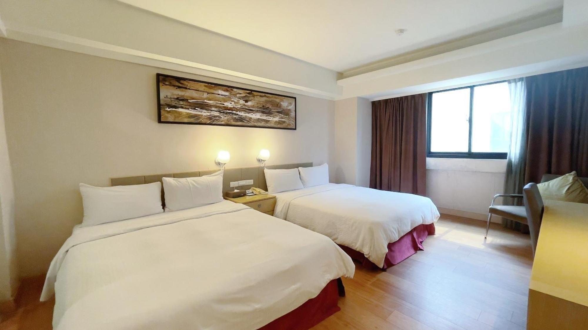 Delton Hotel Каосюн Екстериор снимка