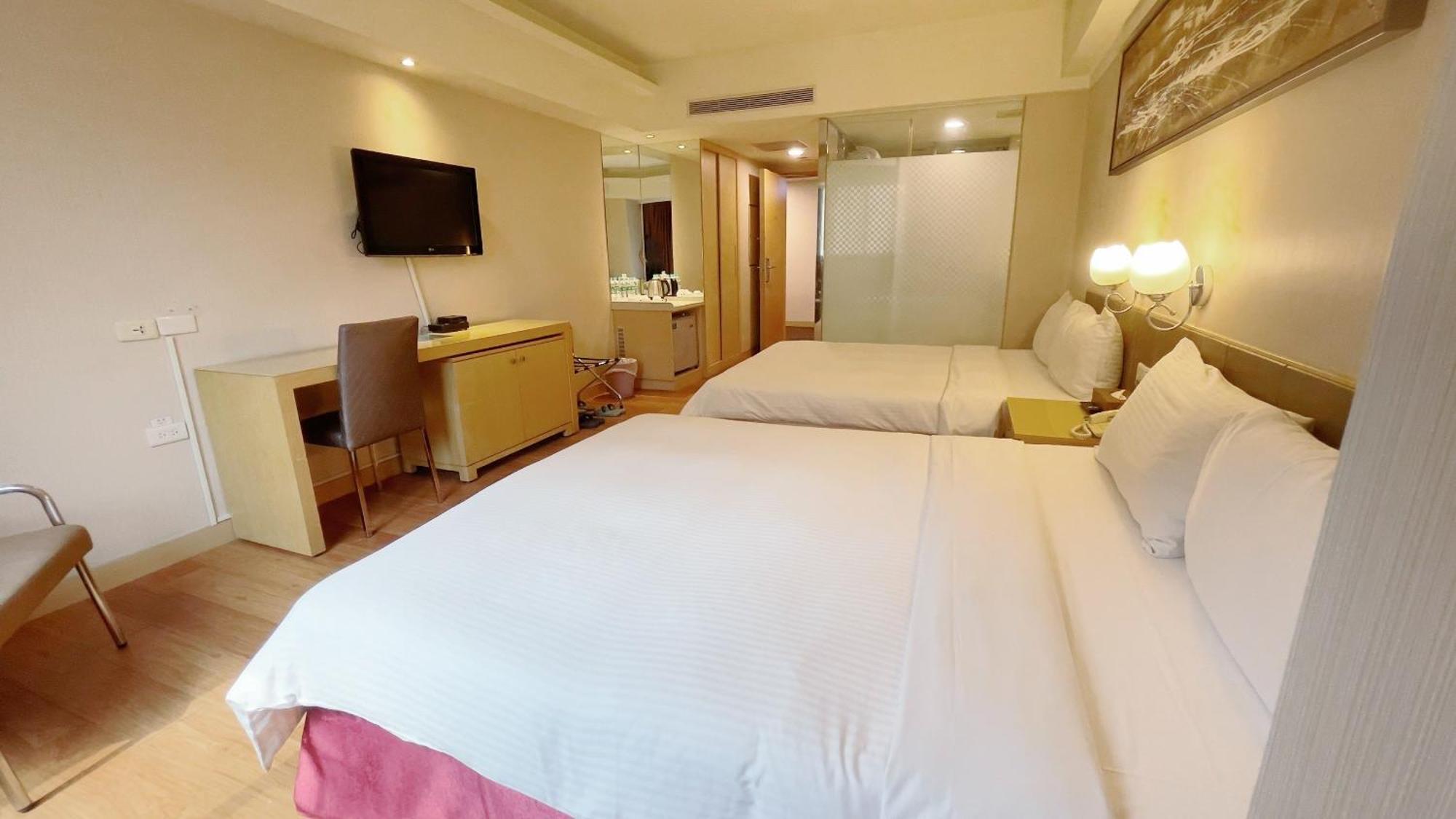 Delton Hotel Каосюн Екстериор снимка