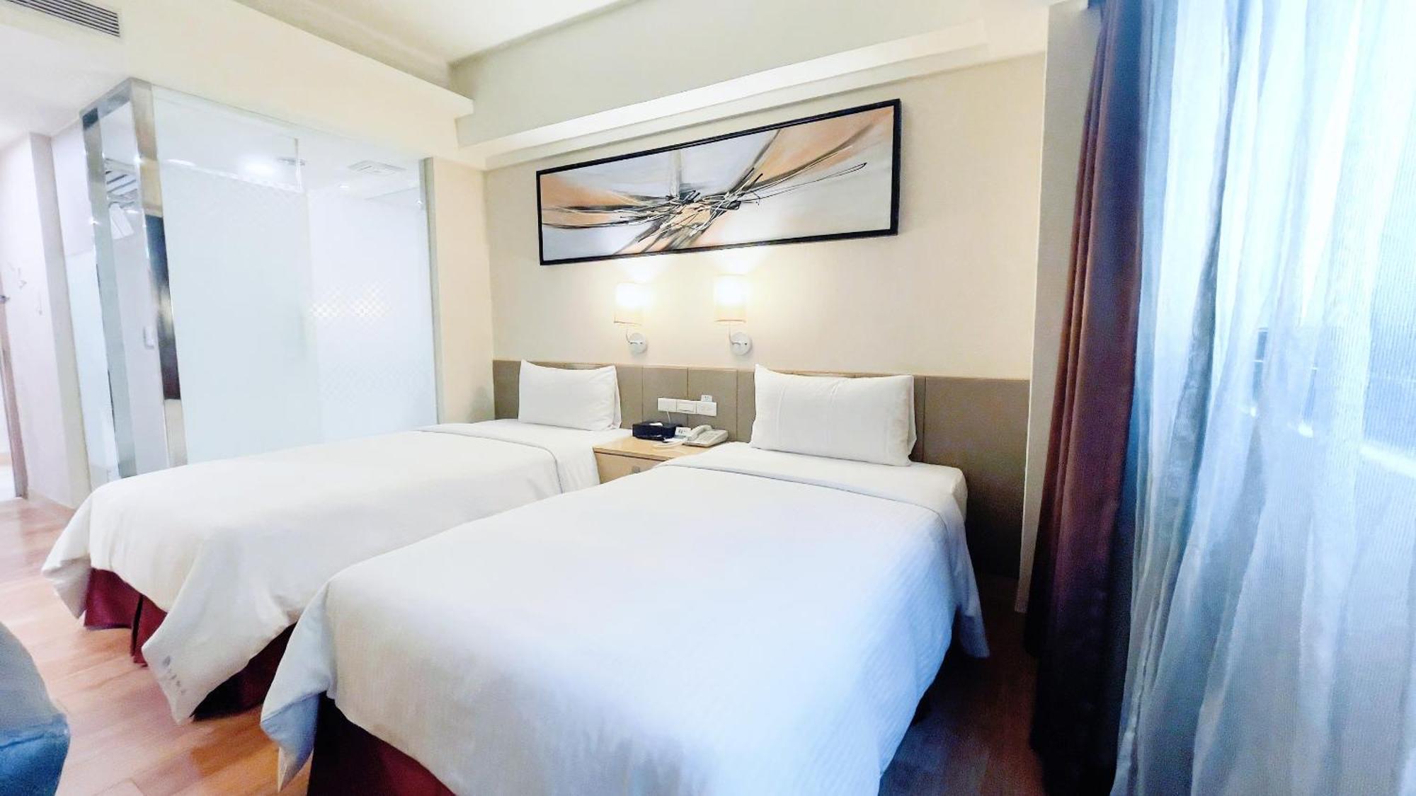 Delton Hotel Каосюн Екстериор снимка