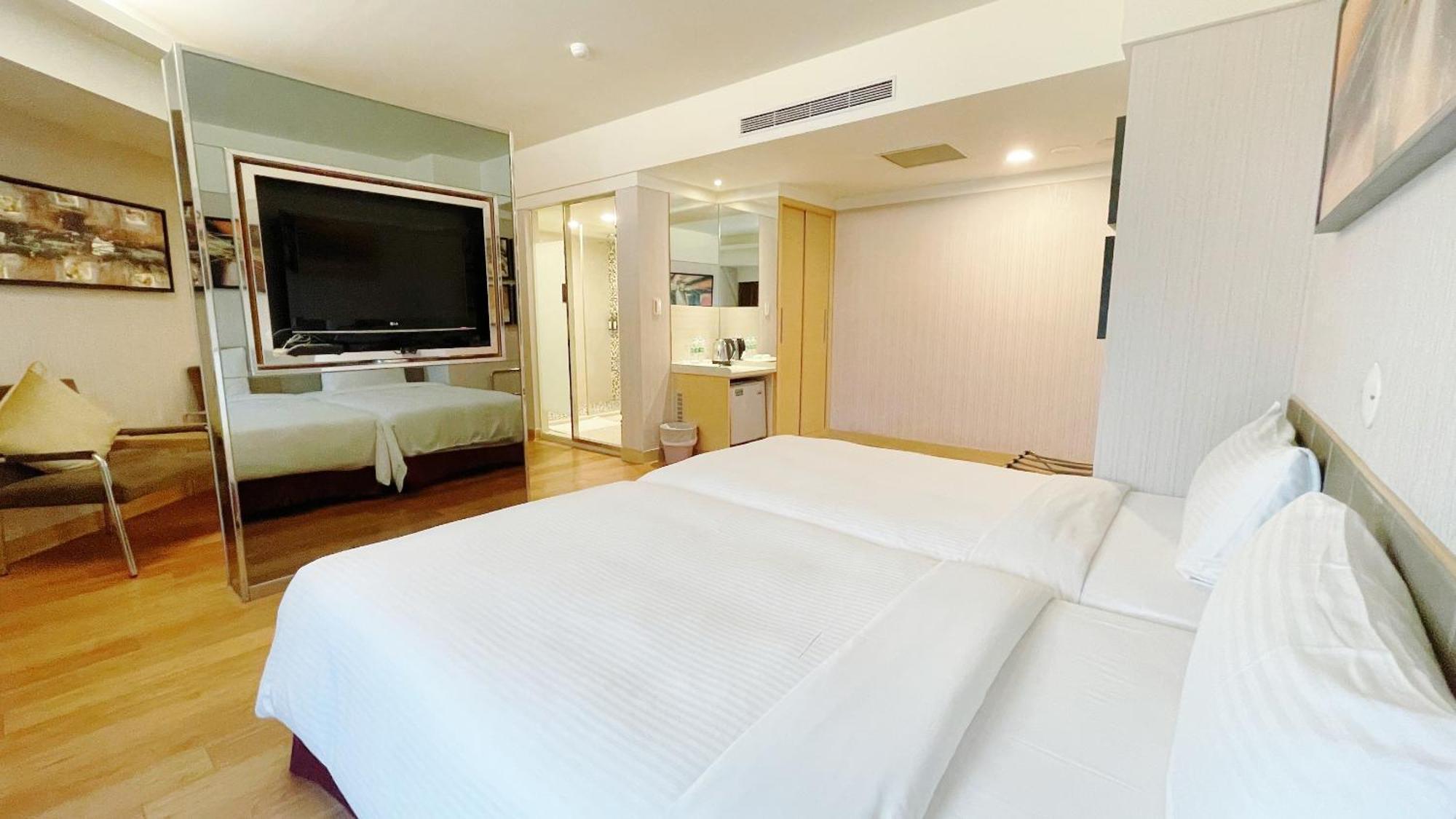 Delton Hotel Каосюн Екстериор снимка