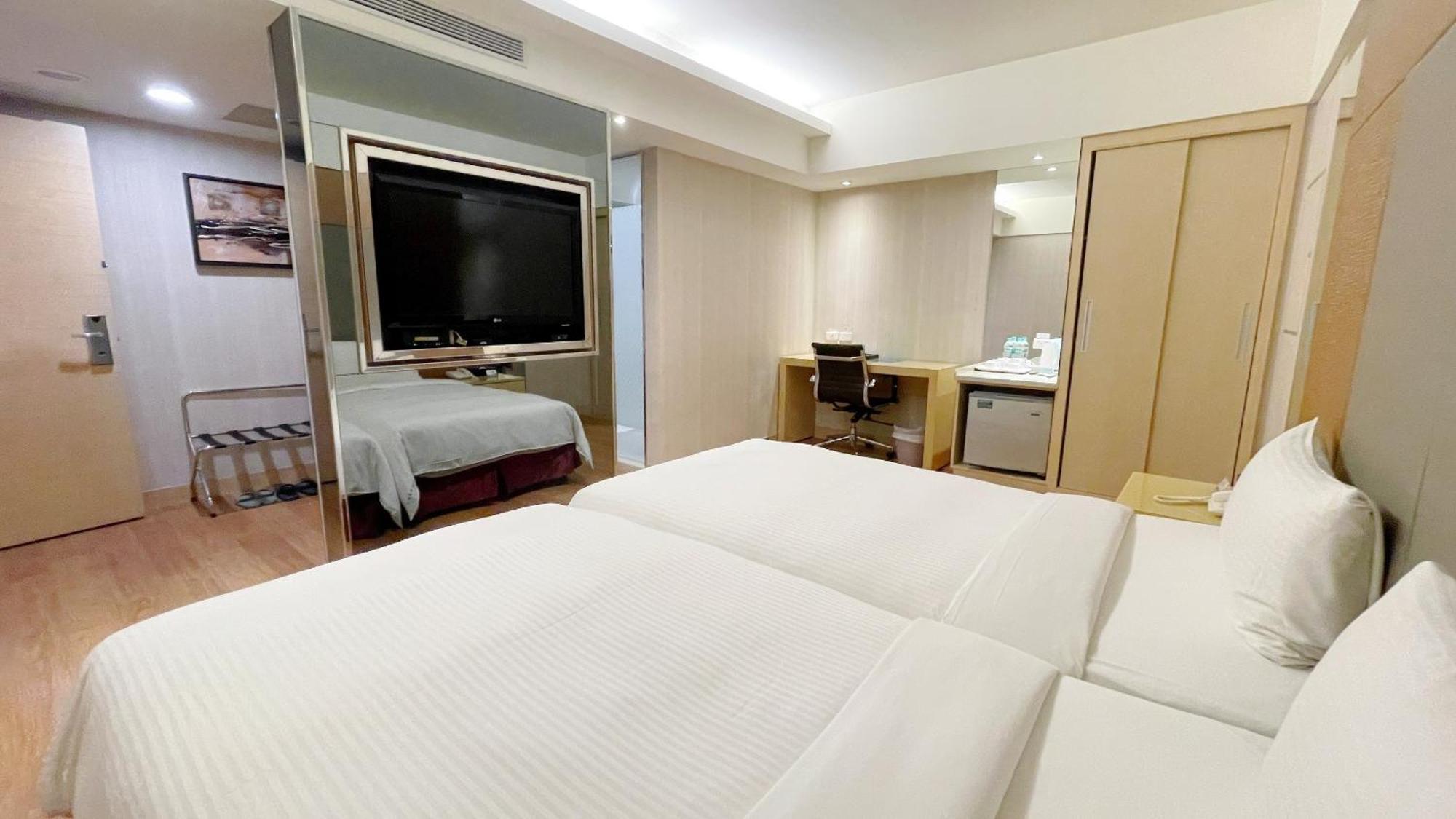 Delton Hotel Каосюн Екстериор снимка
