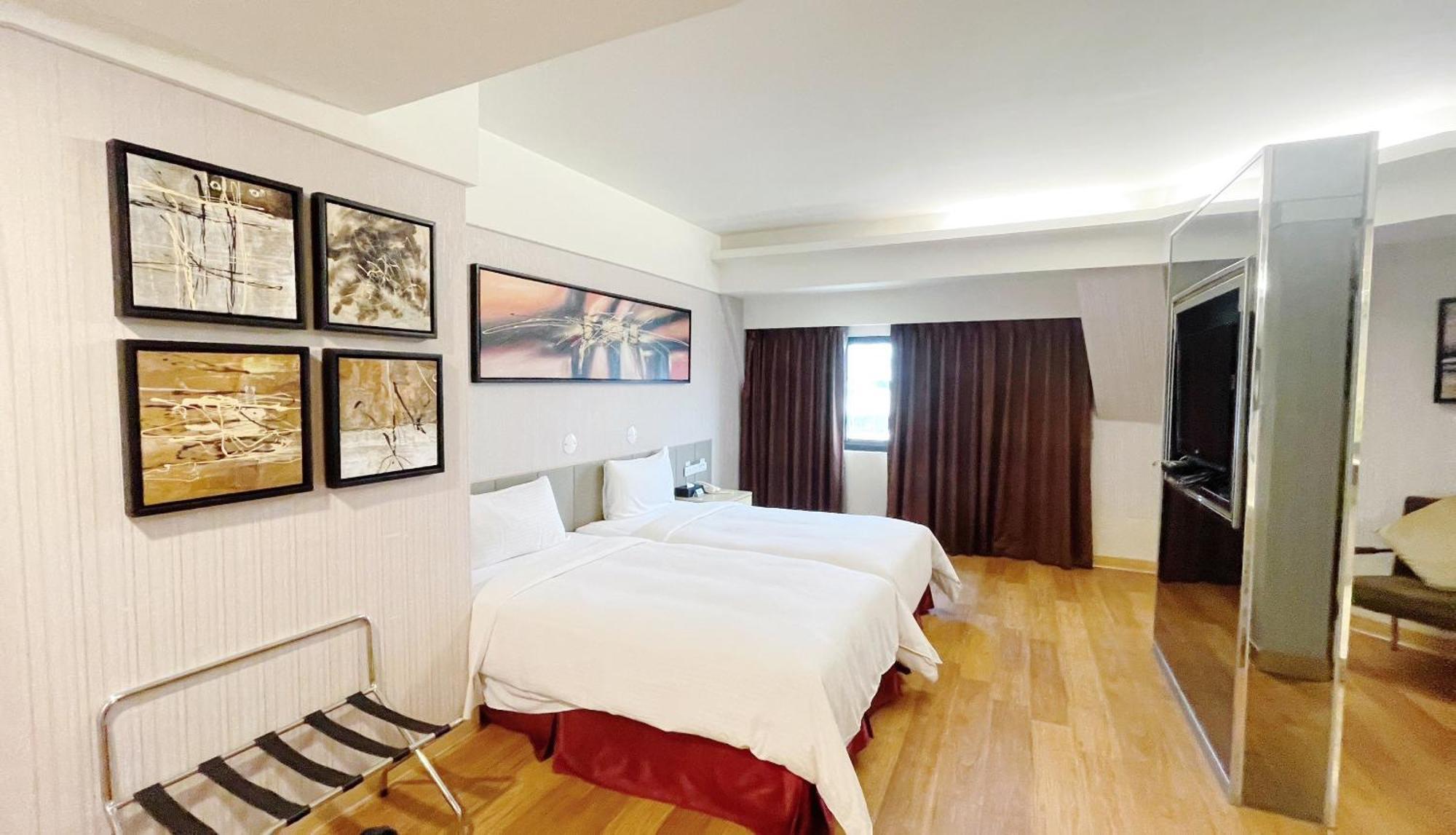Delton Hotel Каосюн Екстериор снимка