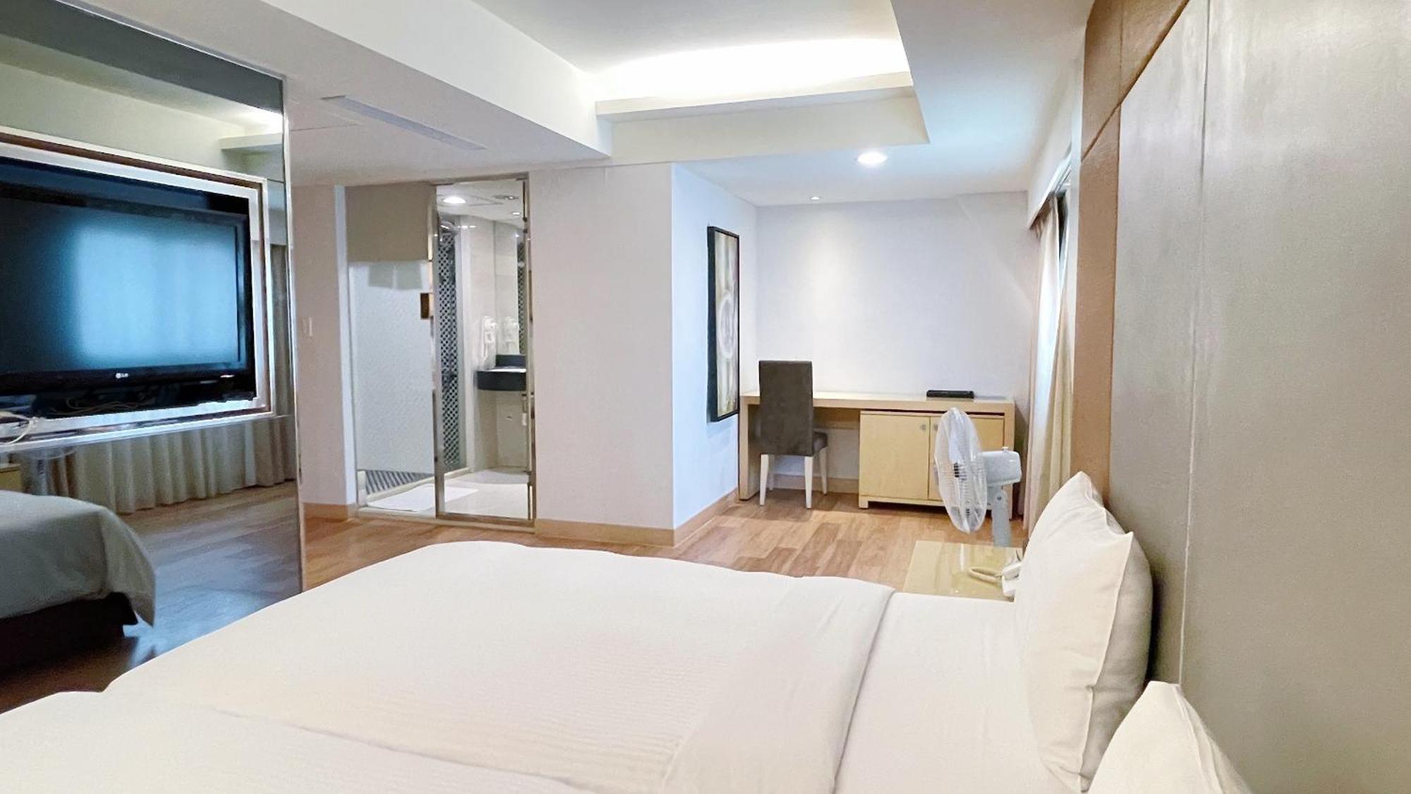 Delton Hotel Каосюн Екстериор снимка