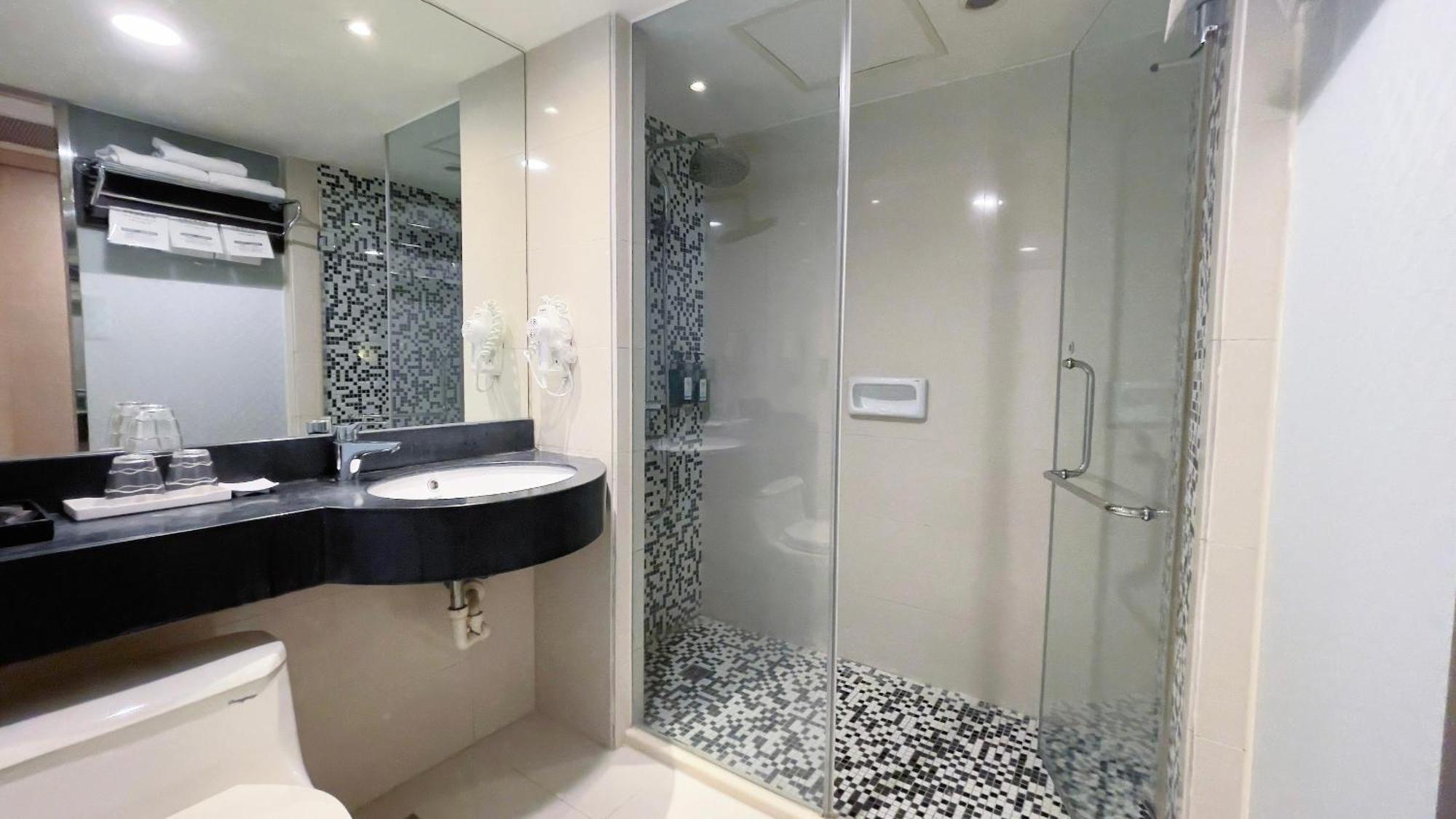 Delton Hotel Каосюн Екстериор снимка