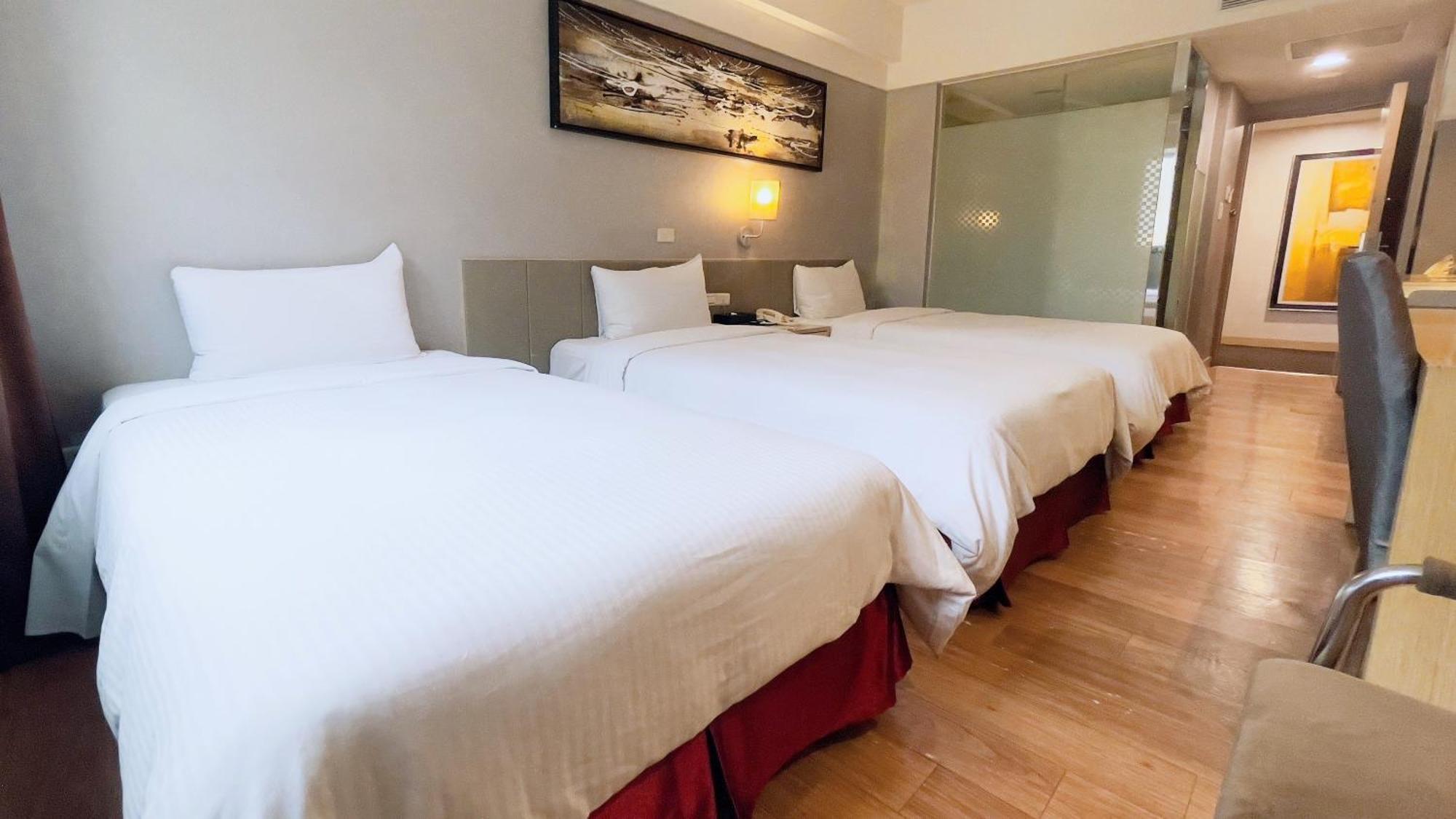 Delton Hotel Каосюн Екстериор снимка