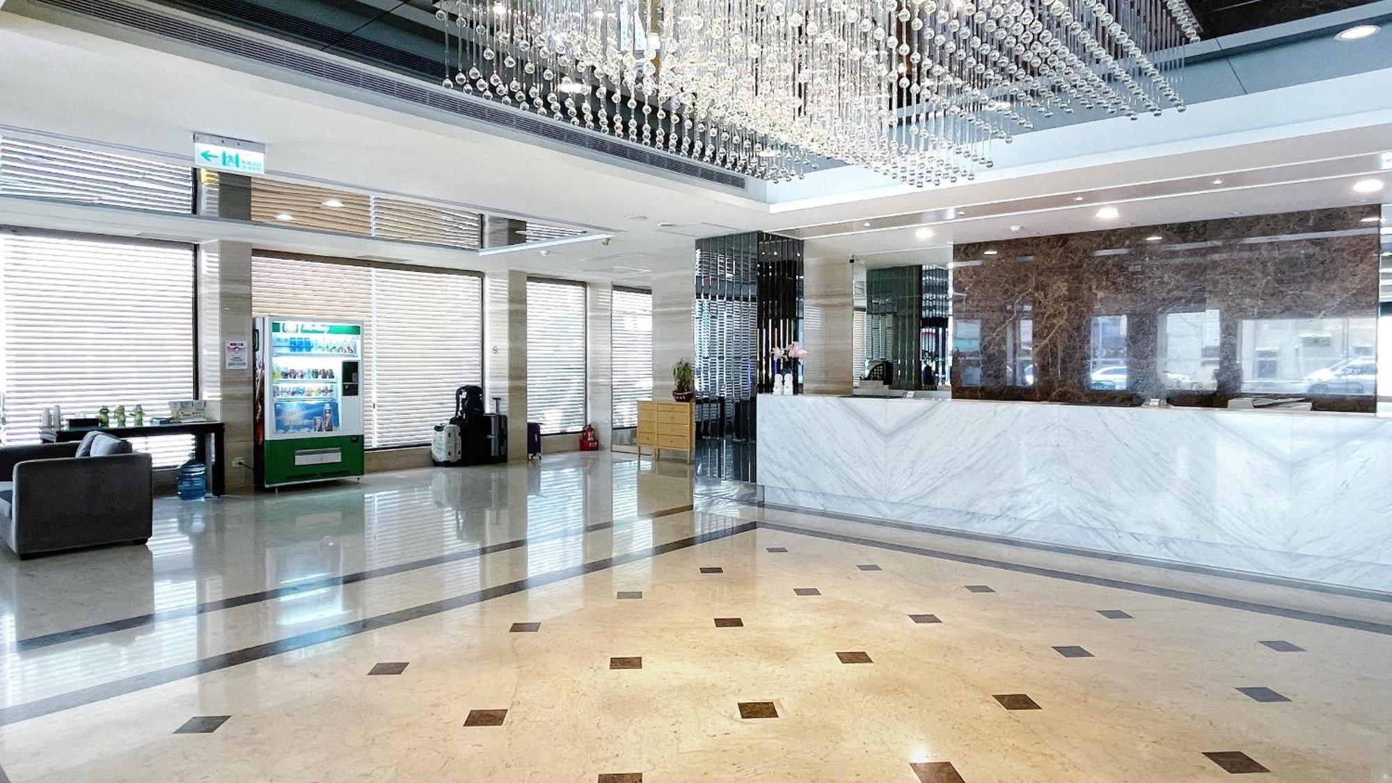 Delton Hotel Каосюн Екстериор снимка