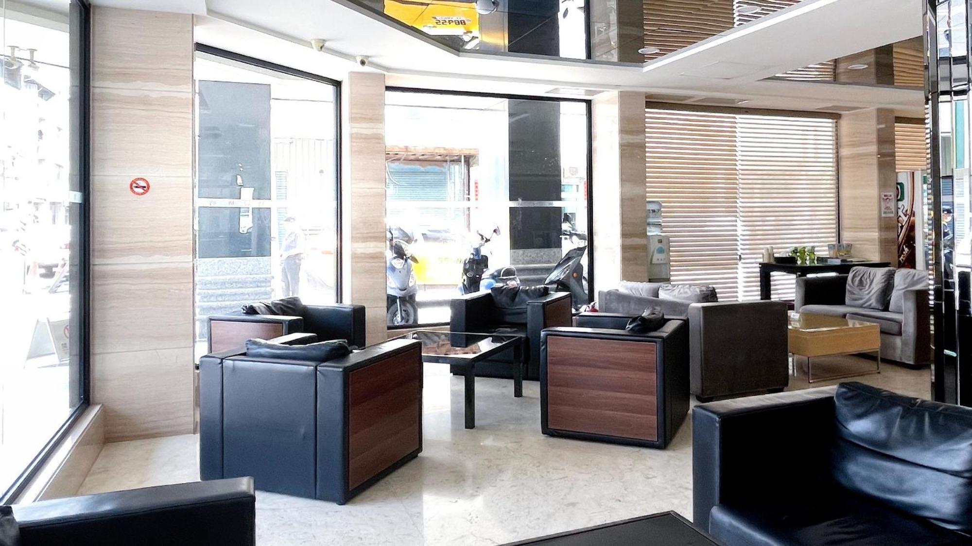 Delton Hotel Каосюн Екстериор снимка